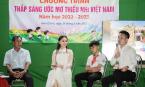 Hoa hậu Đoàn Hồng Trang được học sinh bủa vây xin chữ ký.