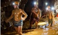 Du khách thích thú chơi zipline, tắm bùn trong hang ở Quảng Bình