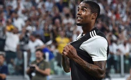 HLV Sarri khiến MU không thể có Douglas Costa