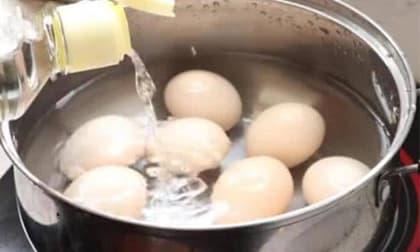 Mẹo luộc trứng lấy trong tủ lạnh: Cho thêm một thứ vào nồi sẽ giúp trứng không bị nứt, dễ bóc vỏ