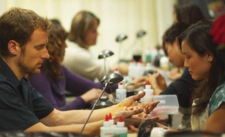 Tiệm nail người Việt ở Mỹ lao đao vì COVID-19