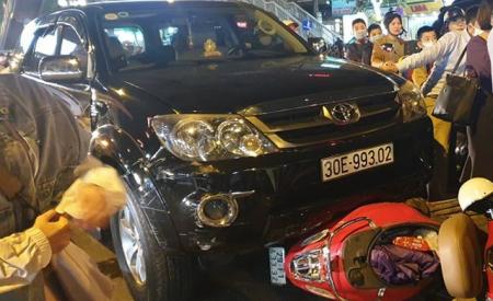 Tài xế xe Fortuner nghi say rượu, tông hàng loạt xe trên phố