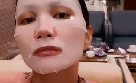 H'Hen Niê tận dụng cả thời gian chờ máy bay để đắp mặt nạ bảo sao da mịn như em bé