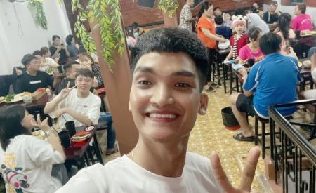 Quán ăn của Mạc Văn Khoa bị trộm lẻn vào giữa đêm, còn ngang nhiên bật điện soi đèn