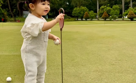 Ái nữ nhà Cường Đô La theo bố ra sân golf, biểu cảm hoàn thành nhiệm vụ được giao đáng yêu hết nấc