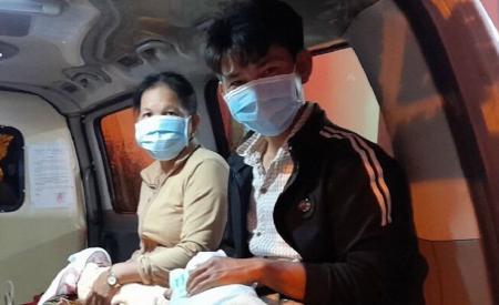 Đẻ rơi cặp song sinh tại nhà, gia đình sản phụ đăt tên 2 bé gái là Cô Na và Cô Vy