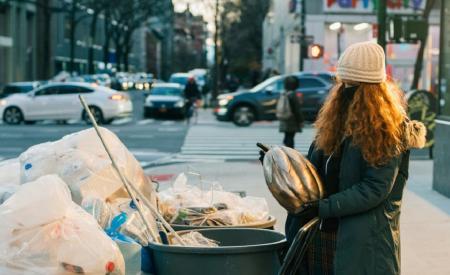 Cô gái nhặt rác phơi bày sự xa hoa thái quá ở New York