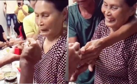 Cụ bà ngượng ngùng khi được chồng tặng nhẫn ngày 8/3 khiến cư dân mạng 'ôm tim' vì quá đáng yêu