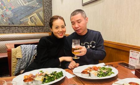 NSND Công Lý gọi vợ là 'hoa hậu', viết thư và tặng quà nhân 8/3