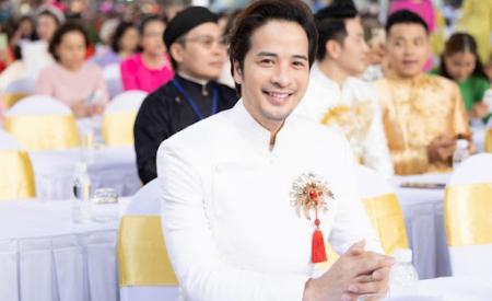Ca sĩ Sunny Đan Ngọc đồng hành cùng đại sứ Đoàn Minh Tài trên đường phố Nguyễn Huệ.