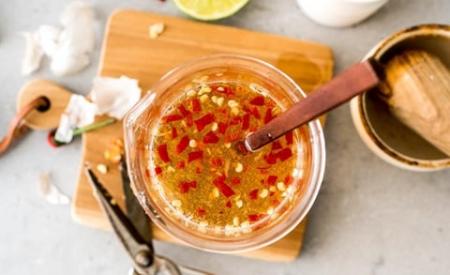 3 mẹo pha nước chấm đảm bảo tỏi ớt nổi lên trên, để lâu không chìm