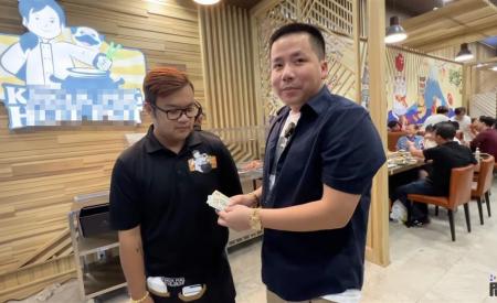 Khoa Pug trả lương nhân viên, khẳng định chăm chỉ kiếm 8 tỷ/năm