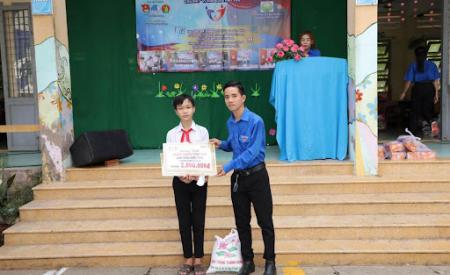 Nghệ sĩ Trung Cang cùng mạnh thường quân “đội nắng” về Tiền Giang trao quà từ thiện.
